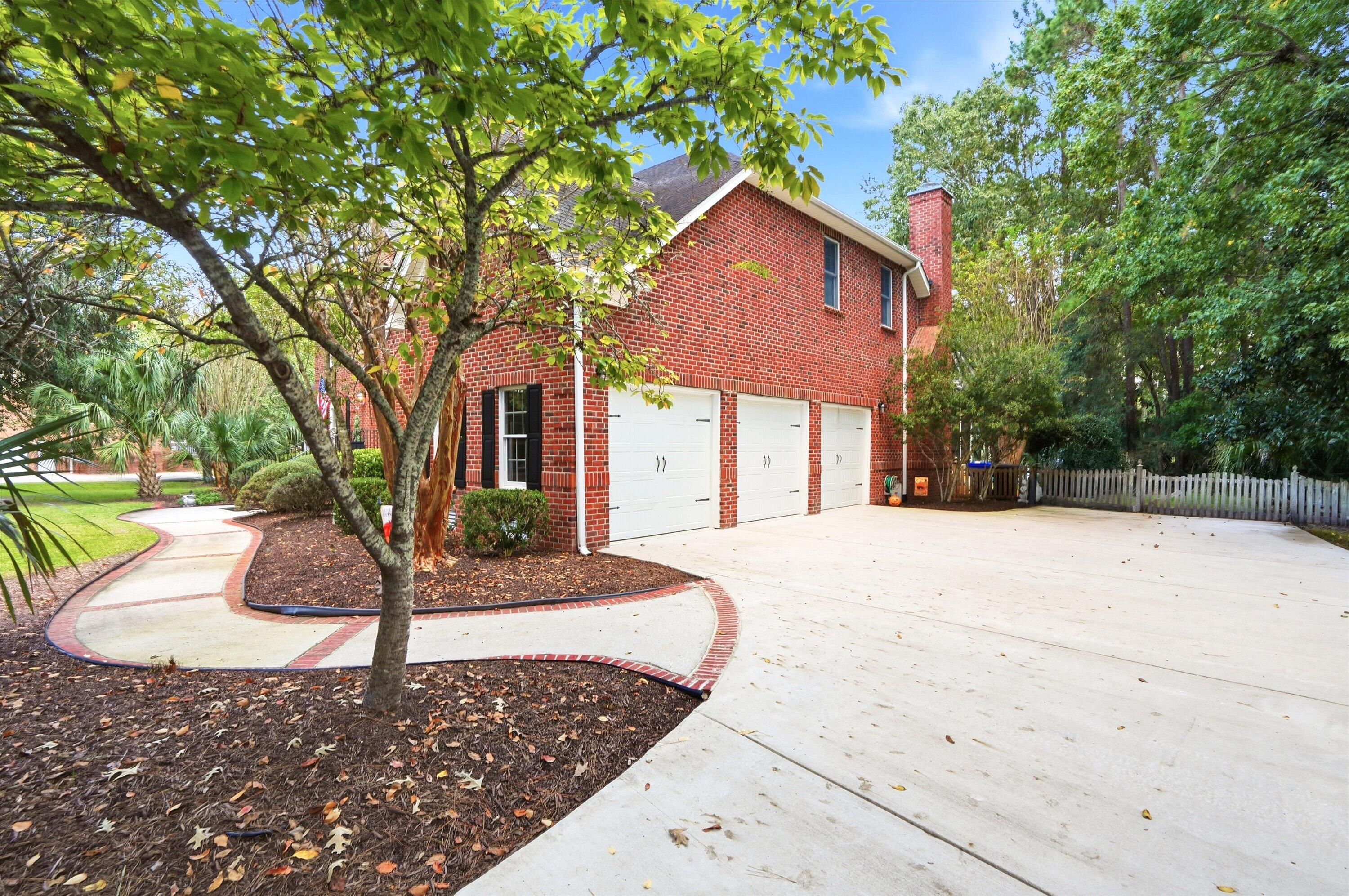 3205 Pignatelli Crescent