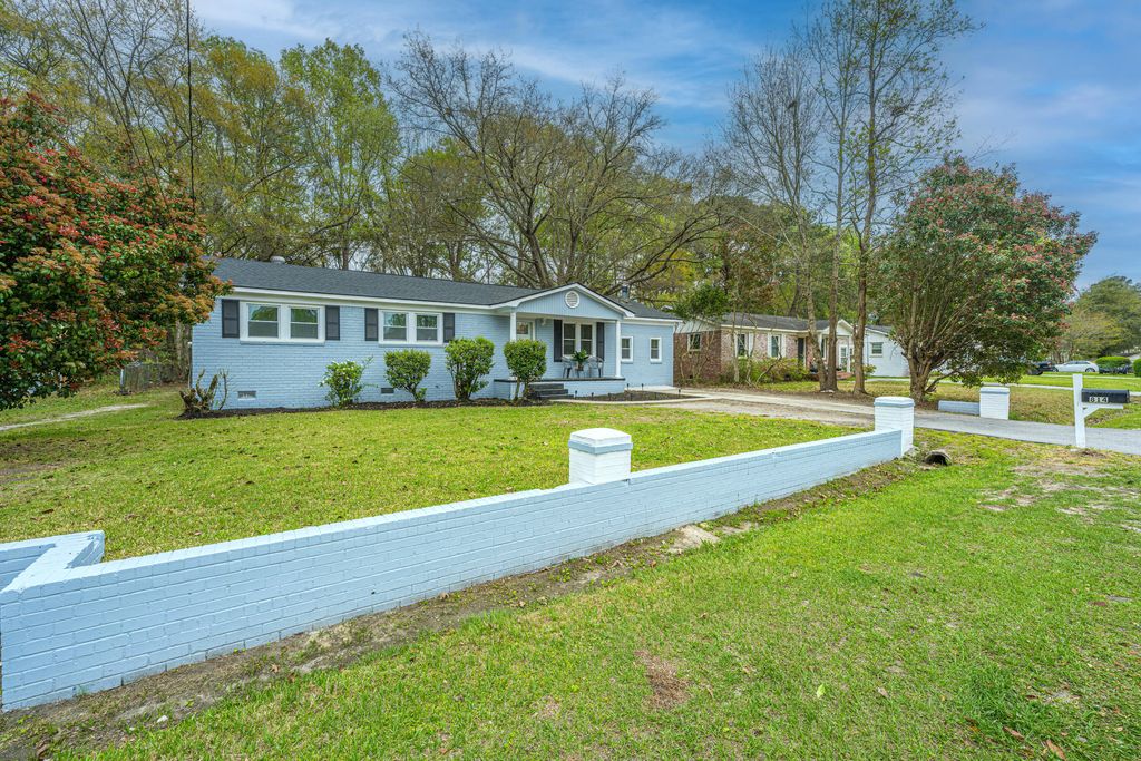 Photo of 814 Hoss Road, Charleston, SC 29414 (MLS # 26008392)
