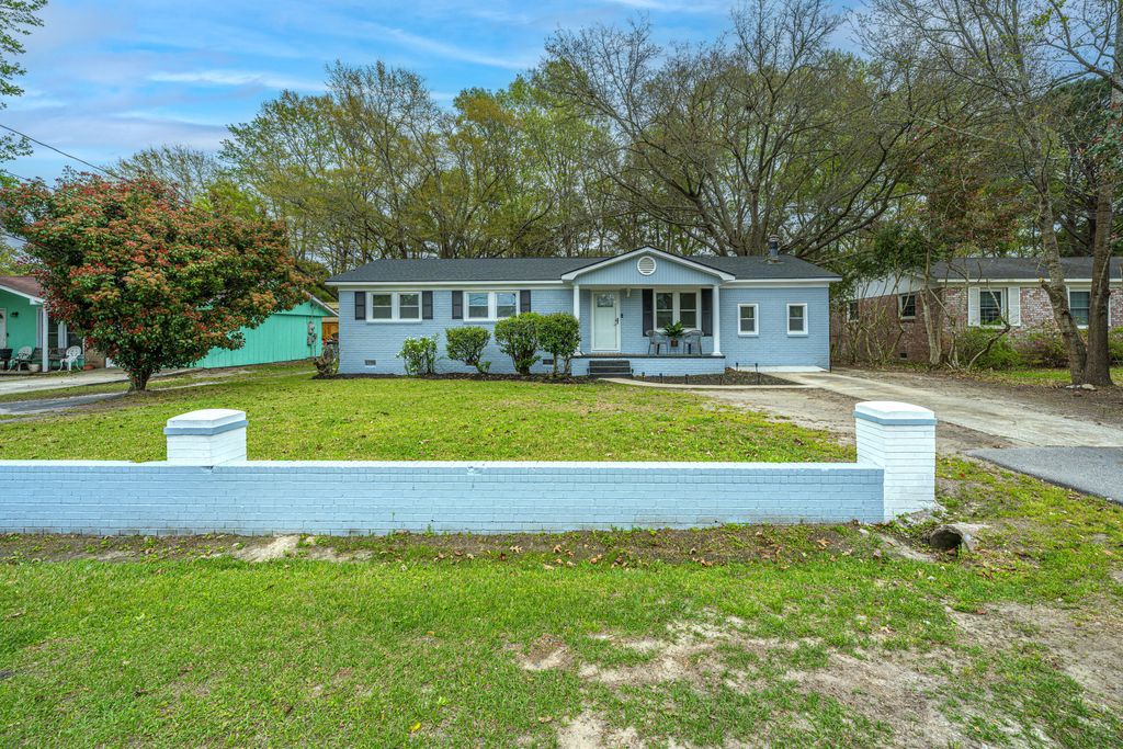 Photo of 814 Hoss Road, Charleston, SC 29414 (MLS # 26008392)