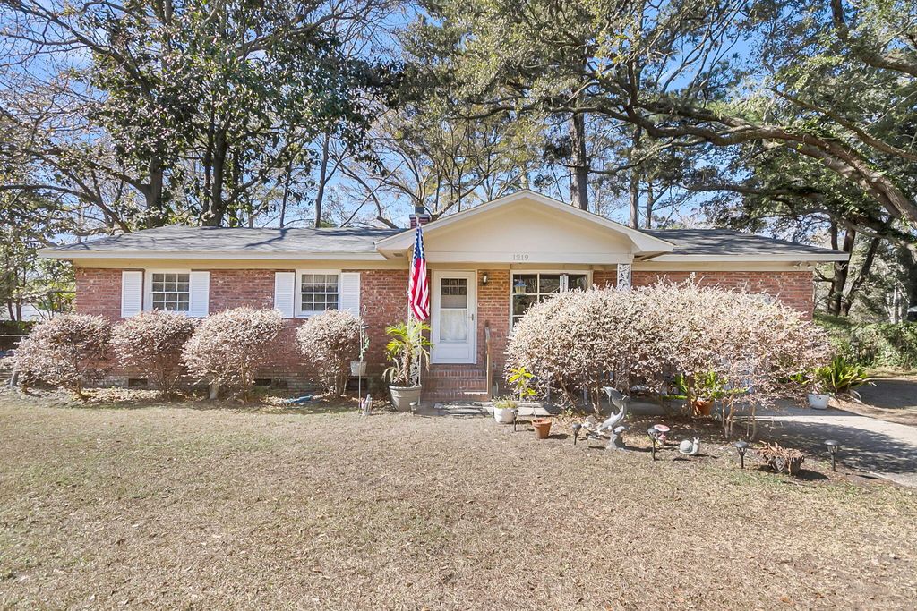 Photo of 1219 Pauline Avenue, Charleston, SC 29412 (MLS # 26009480)