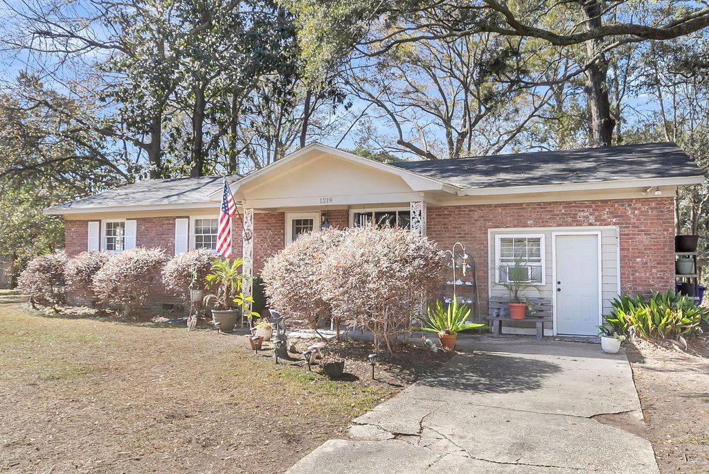 Photo of 1219 Pauline Avenue, Charleston, SC 29412 (MLS # 26009480)