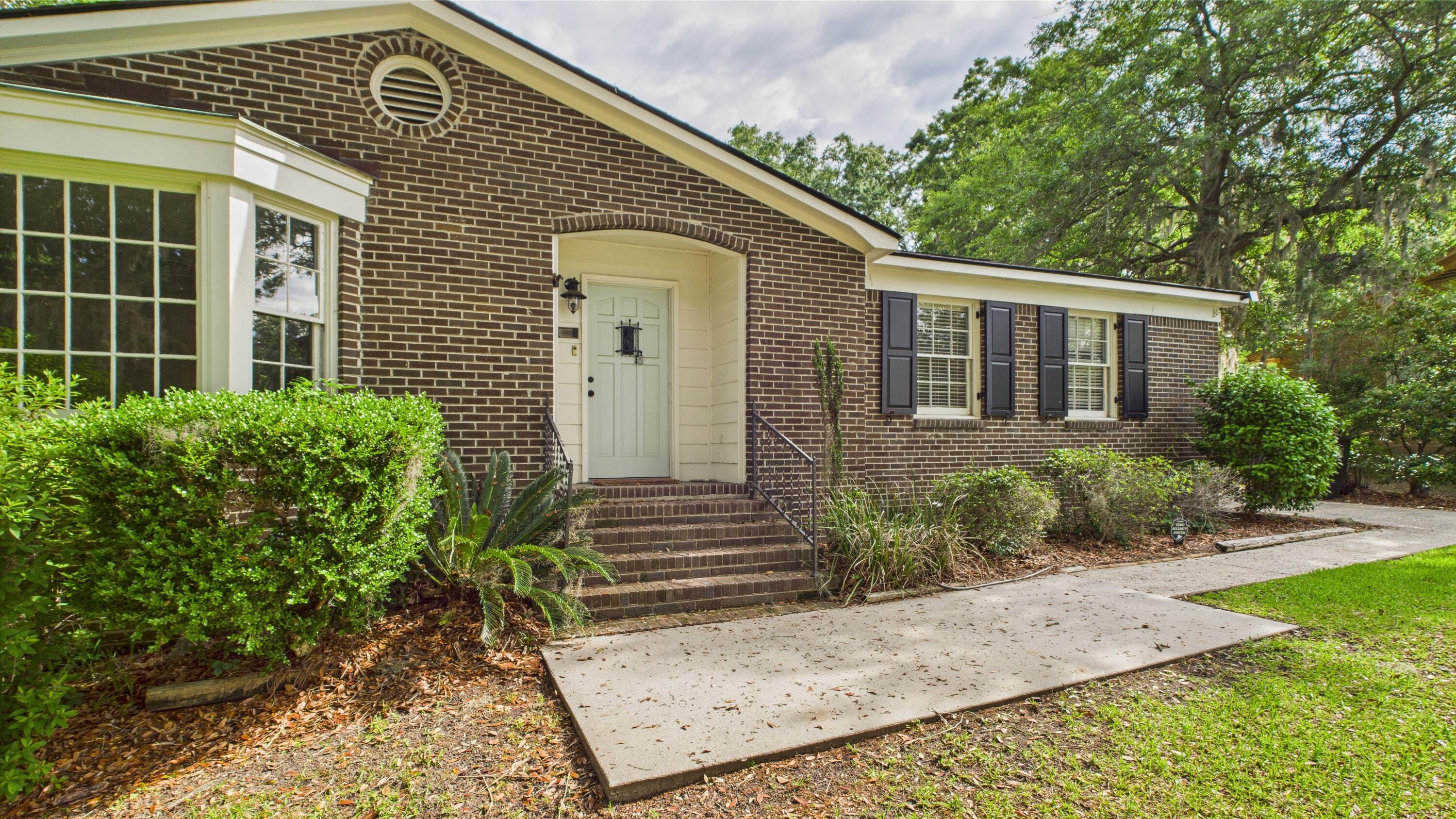 1225 Dennis Boulevard