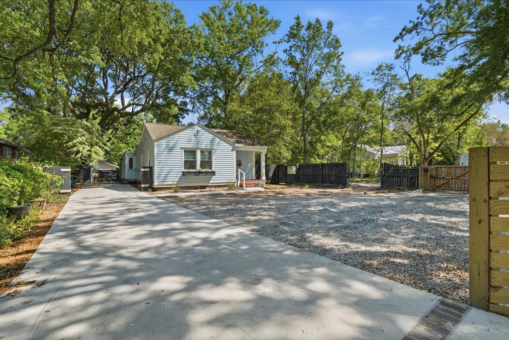 Photo of 1550 Folly Road, Charleston, SC 29412 (MLS # 26011683)