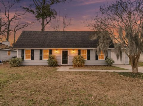 Photo of 775 Corral Drive, Charleston, SC 29414 (MLS # 26000304)