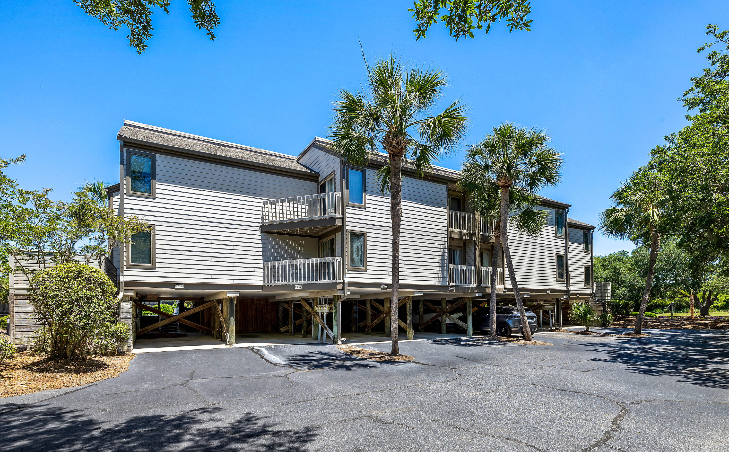 1605 Live Oak Park