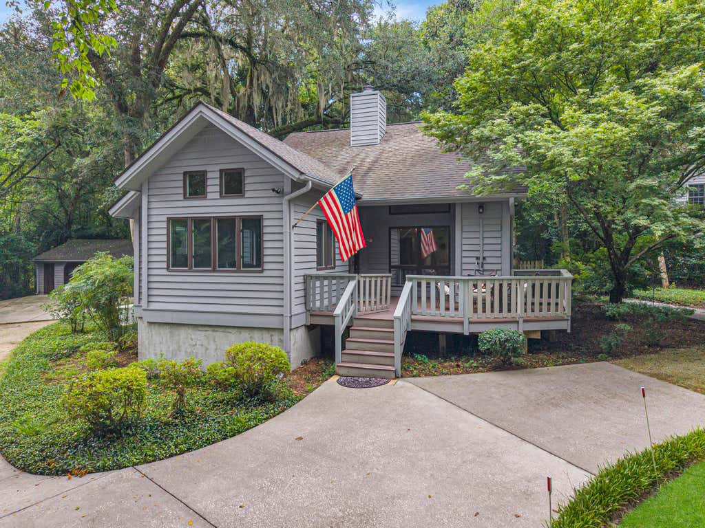 Photo of 523 W Carolina Avenue, Summerville, SC 29483 (MLS # 26023888)