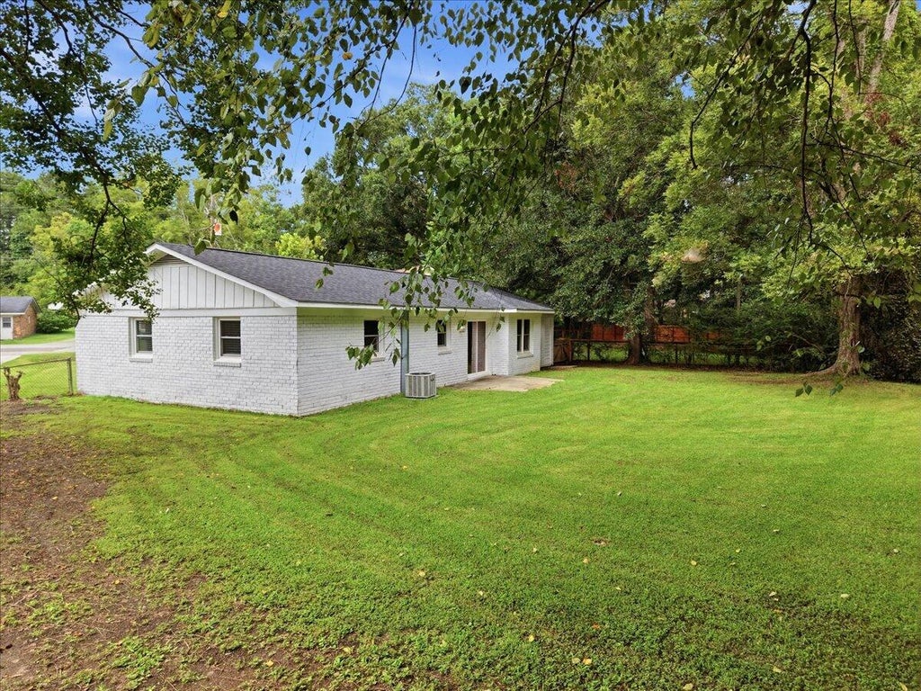 Photo of 124 Robin Street, Summerville, SC 29485 (MLS # 26024780)