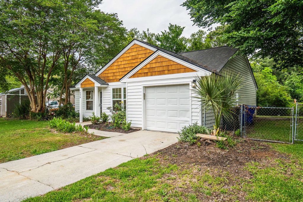 Photo of 1036 Oakcrest Drive, Charleston, SC 29412 (MLS # 26014750)