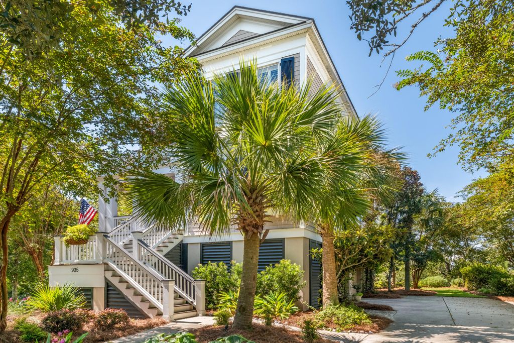 Photo of 935 Cochran Street, Charleston, SC 29492 (MLS # 25028020)