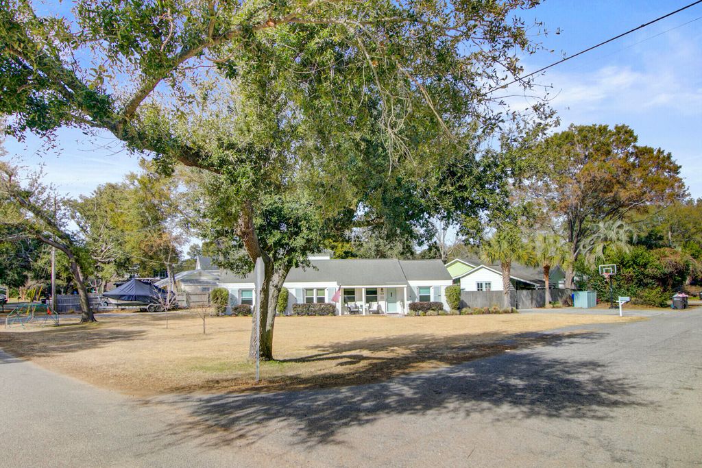 Photo of 8 Vincent Drive, Mount Pleasant, SC 29464 (MLS # 26002233)