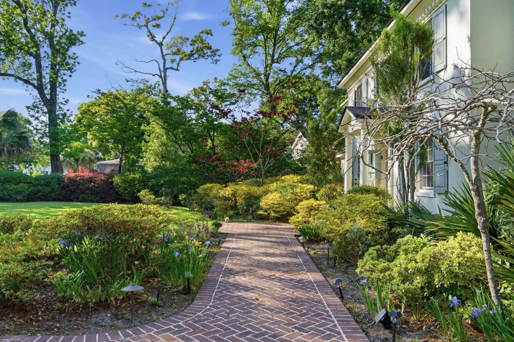 Photo of 32 Jamestown Road, Charleston, SC 29407 (MLS # 26026677)