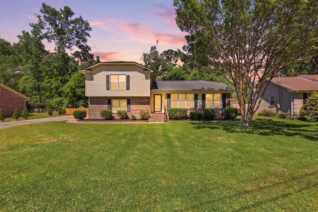 Photo of 219 Pointer Drive, Summerville, SC 29485 (MLS # 26010521)