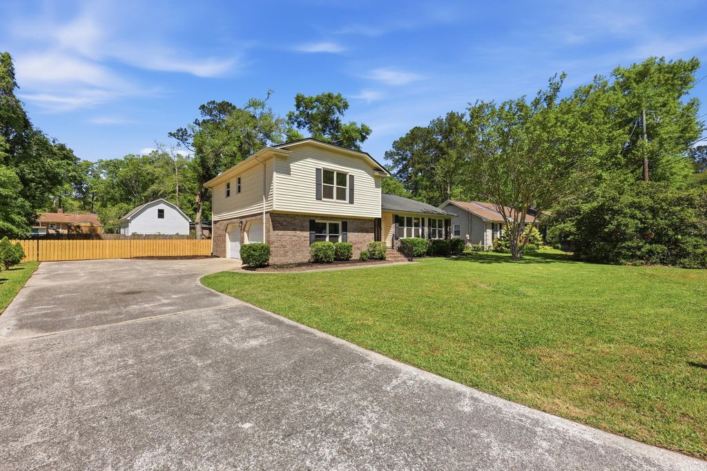 Photo of 219 Pointer Drive, Summerville, SC 29485 (MLS # 26010521)