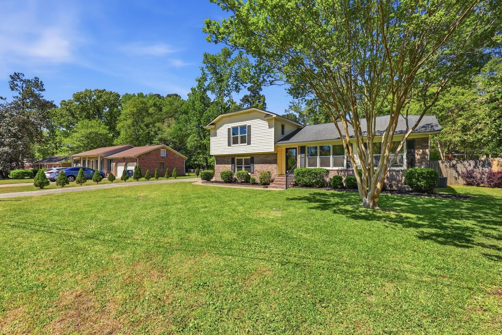 Photo of 219 Pointer Drive, Summerville, SC 29485 (MLS # 26010521)