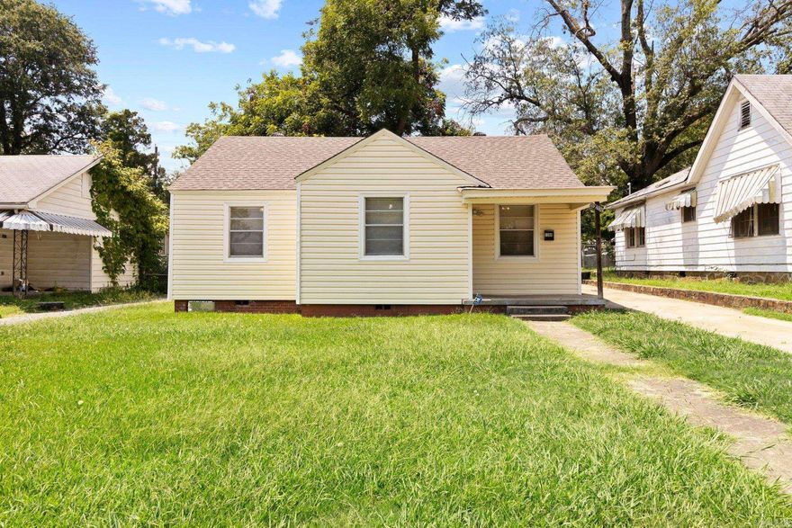Charming 3 bed, 1 bath with several updates, including a NEW ROOF, Newly Painted cabinets and countertops/hardware, newer hot water tank and MORE! Perfect starter home or TURN-KEY, MOVE-IN Ready Investment Opportunity or Starter Home just minutes from Dickey-Stephens Park and Downtown Little Rock/North Little Rock!