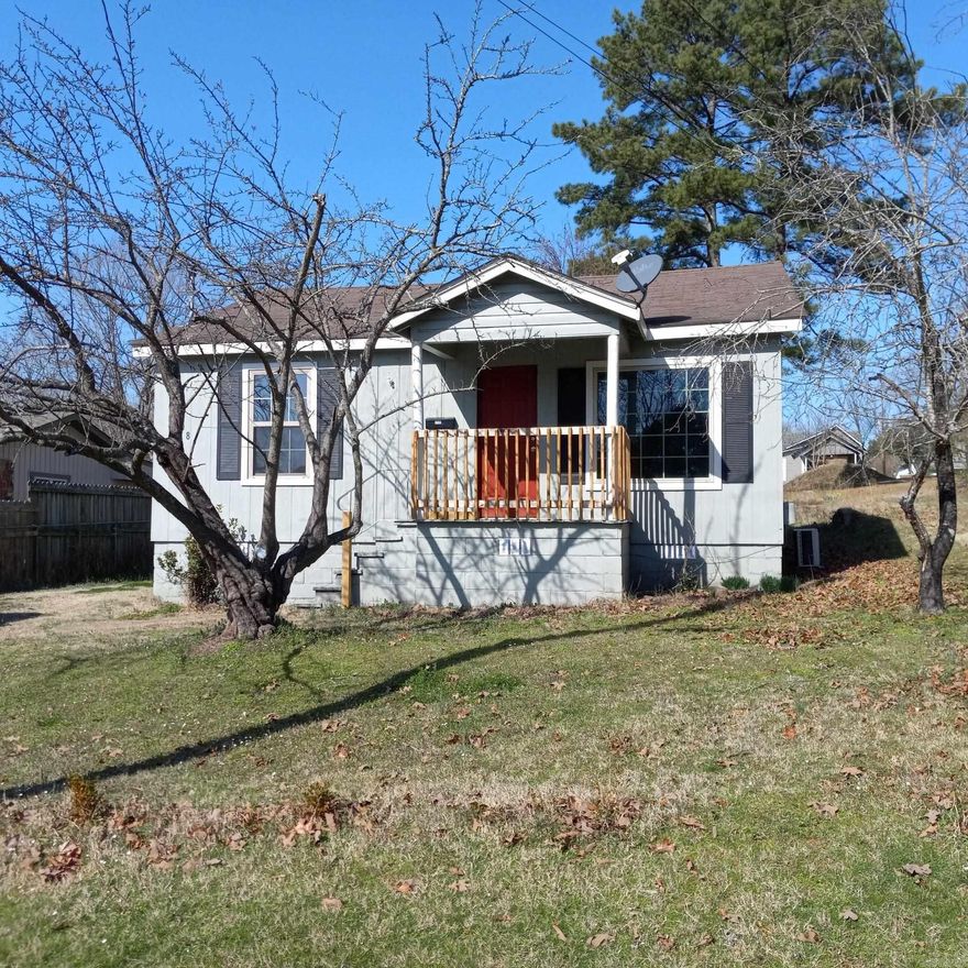 This cute cottage is move in ready and has been well taken care of. 2 roomy bedrooms, eat-in kitchen,  newly painted, new mini-split, and all appliances convey. Laundry is located in enclosed back porch. Home is minutes from shopping and restaurants. Would make a great retirement, first time buyer or rental. Come see this awesome find in Heber and make it your own.