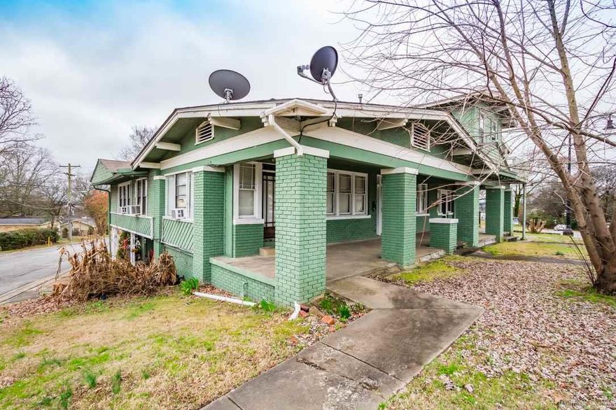 This  1 bedroom 1 bath in Park Hill features lots of natural light and historic charm. The apartment is conveniently located just right off the interstate making it easy to get to anywhere in town. Call or text today to set up a showing or to apply for an application!