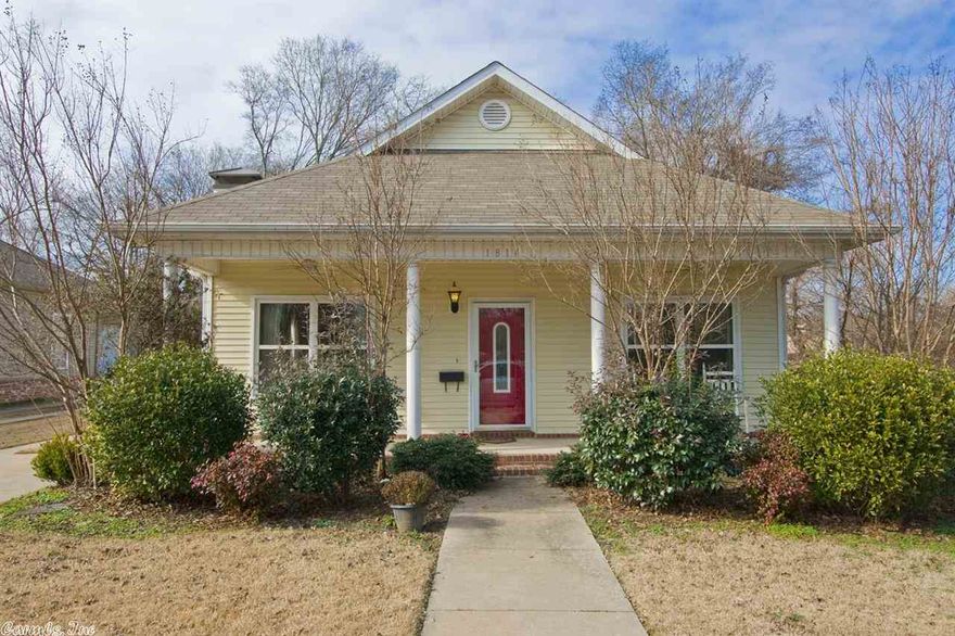 Fantastic newer home (2007) in Little Rock's popular SoMa neighborhood. An easy walk to restaurants, coffee shops, boutiques, farmer's market, neighborhood festivals, grocery. An open floor plan makes this home live large. Custom kitchen w/stainless appliances, pantry, lots of cabinets w/pull-out drawers. Spacious master bedroom & bath w/a beautiful oversized shower, double vanity, walk-in-closet. Separate laundry w/lots of shelves & hanging space. ATTACHED GARAGE! Big backyard, privacy fence. Sprinklers