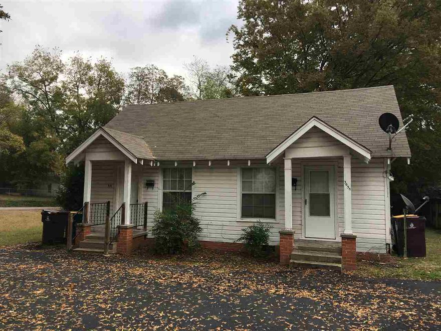 Nice duplex close to downtown and interstate.