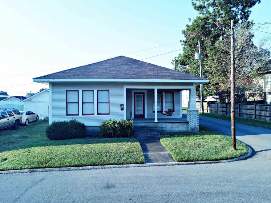 Quaint bungalow sitting on a small corner lot. Three bedrooms with one bath in the center of Arkadelphia, near both college campuses,  walking distance for enjoying downtown activites,  and much more.  New roof 2020.