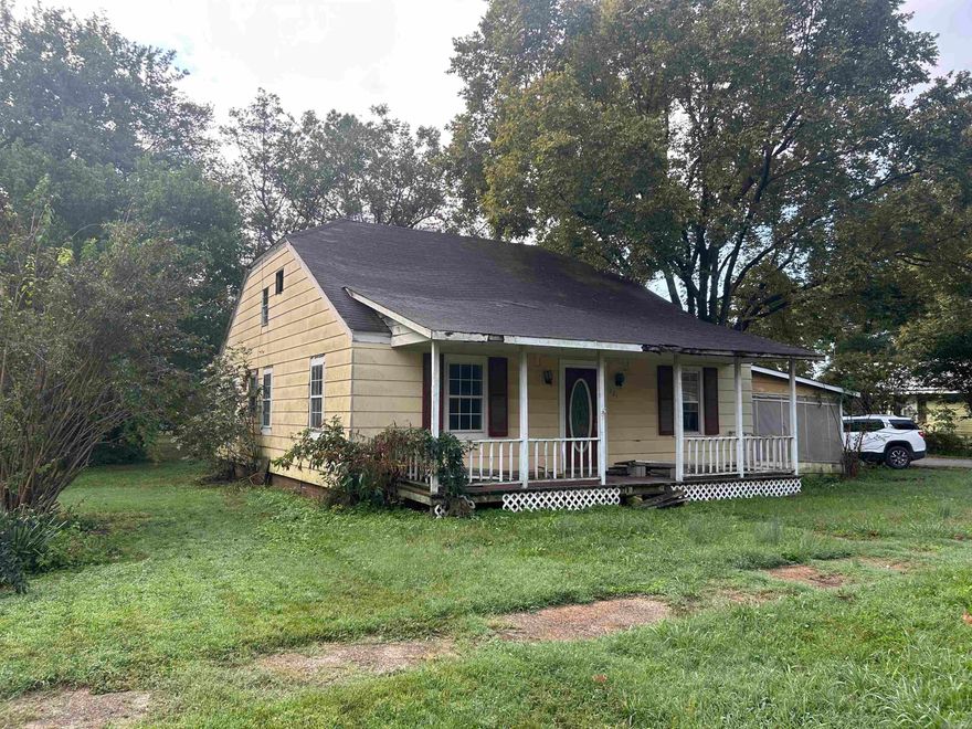 Investment Opportunity! 3 bedroom 2 bathroom Over 1,700 square feet  close to Walnut Ridge School.