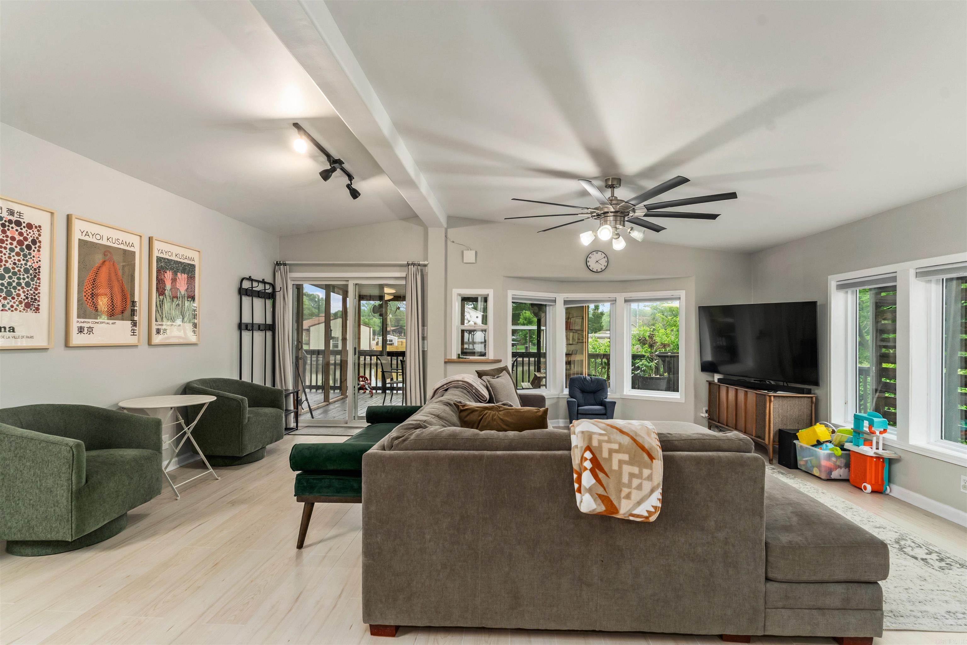 WOODLAND SHORES - Residential