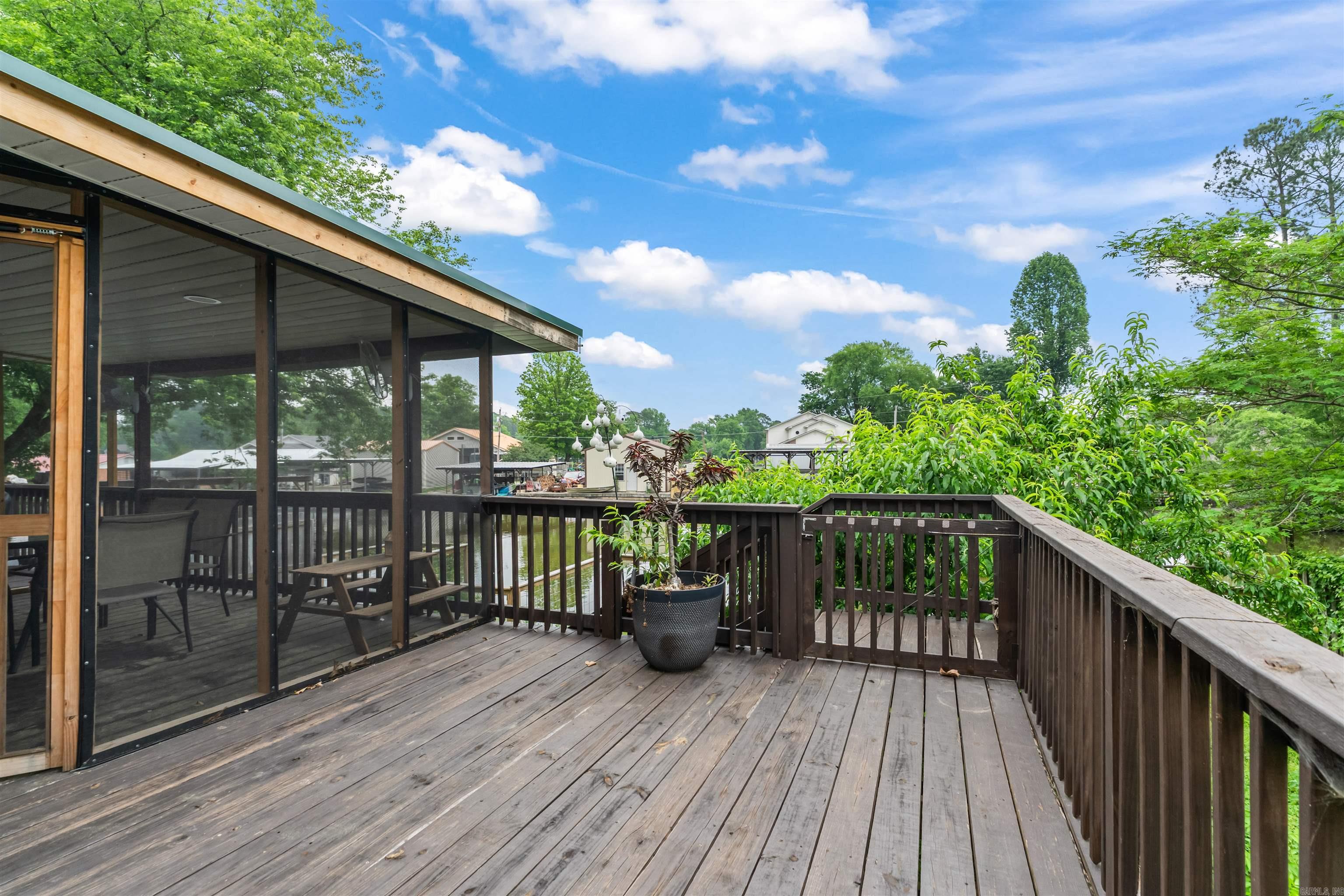 WOODLAND SHORES - Residential