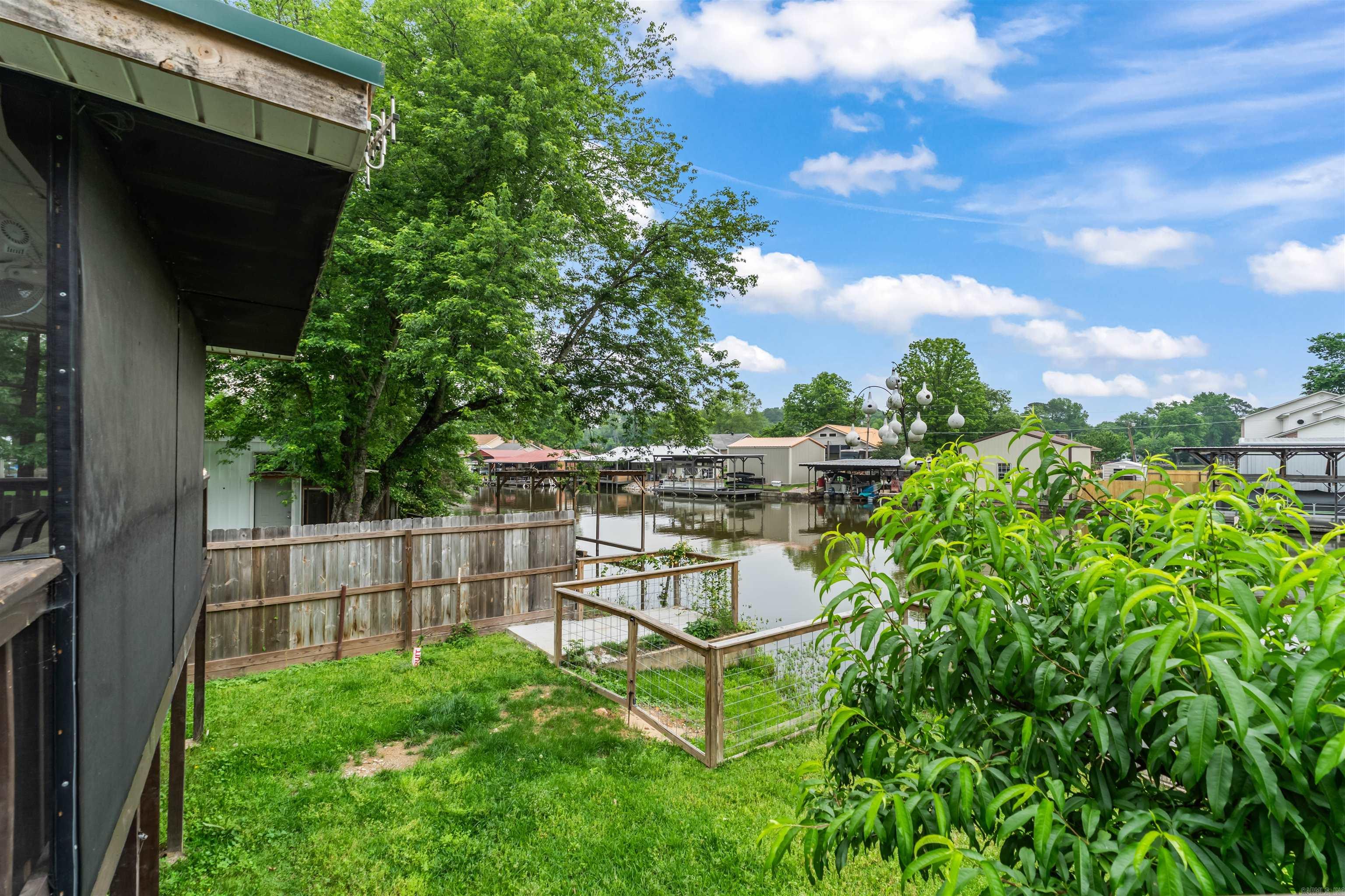 WOODLAND SHORES - Residential