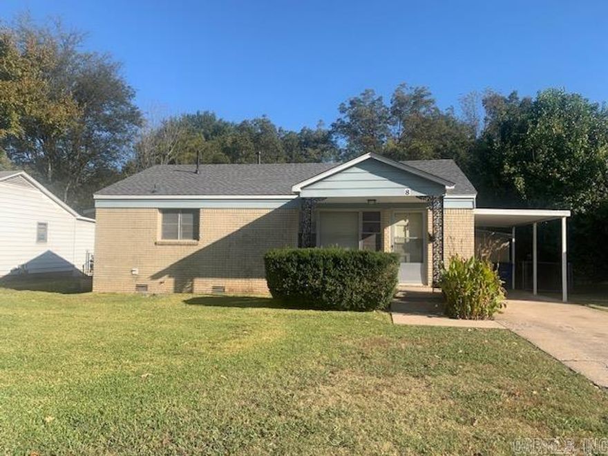 CUTE***UPDATED***READY TO MOVE IN***LOCATED ON A QUIET DEAD-END STREET***UPDATES INCLUDE:  NEW ROOF***NEW LAMINATE FLOORING THRU-OUT***NEW PAINT***NEW BATHROOM SINK***NEW GAS RANGE***NEW BLINDS***SELLER SAYS H/A AND WATER HEATER ARE APPROX 5-7 YRS OLD***AWESOME SCREENED PORCH ACROSS THE BACK OF THE HOUSE (APPROX 12X34)***AGENTS PLEASE SEE REMARKS***