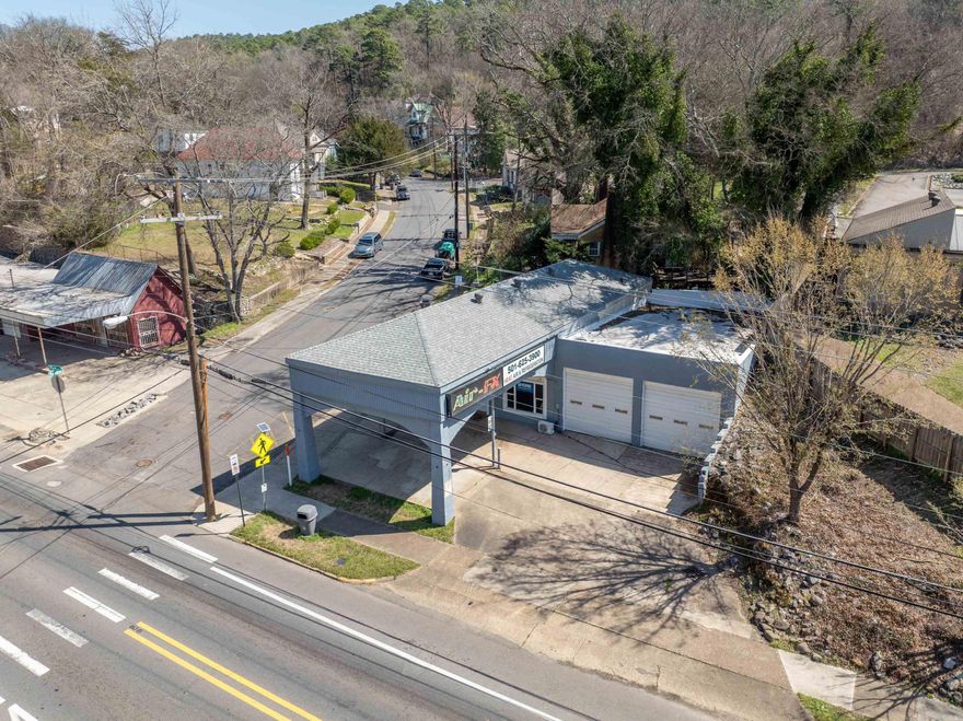 Amazing Opportunity! Corner lot on Park Avenue,  zoned c-tr commercial. 2000 sqft 3 garage bay doors. There’s an office space a kitchenette and a half bath. New roof and new heating and air installed 2024. Anyone coming in or out of the historic downtown area will pass this building, unbeatable visibility so many options for this property!   Agents see remarks.