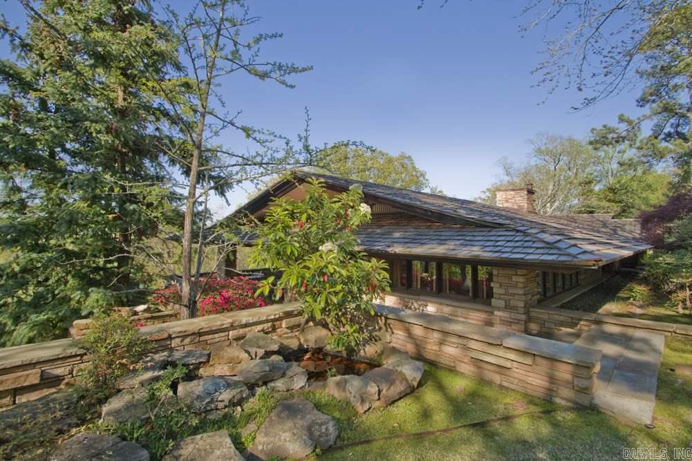 Architecturally significant home on a beautiful approx. 7.9 acres in a most extraordinary location! Landmark property, an iconic home that is extremely private. Contemporary home designed by Fay Jones. Exceptional floor plan with open living area PLUS study/library on main level. Gorgeous neutral décor with vaulted wood ceilings, stone veneer walls and beautiful windows. Master Suite with luxurious bath on main. Guest Suite and 2 add. bedrooms on lower level. Wine cellar, Fabulous grounds w/ RIVER views.