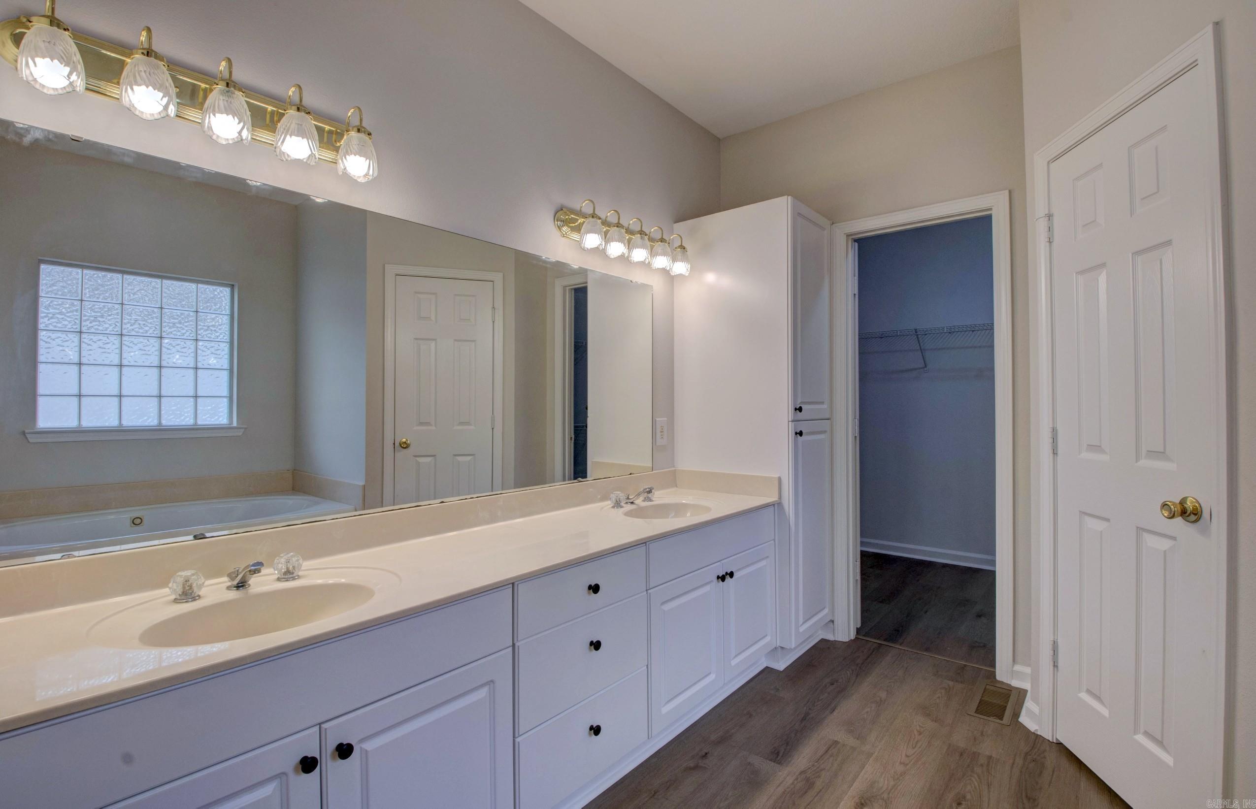 WESTHAMPTON - Residential