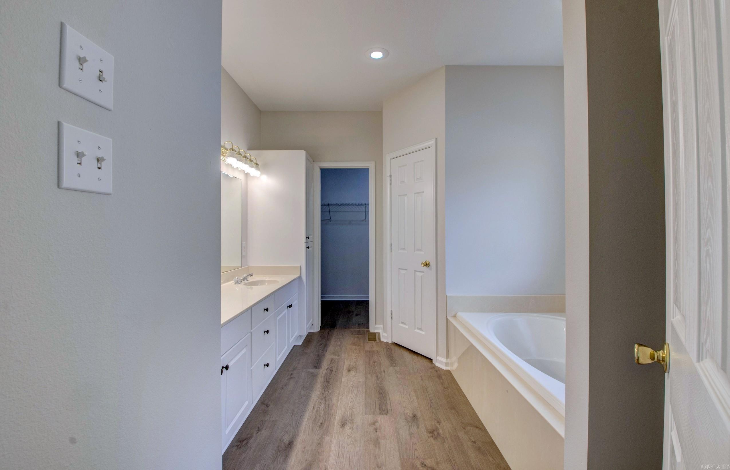 WESTHAMPTON - Residential