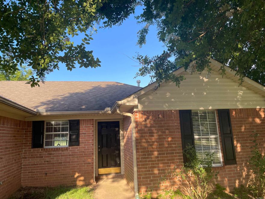 Looking for a great home in west Conway, this could be it!!  This home has vinyl flooring throughout, recess lighting, granite kitchen countertops and a large back yard.  Schedule your showing today!!
