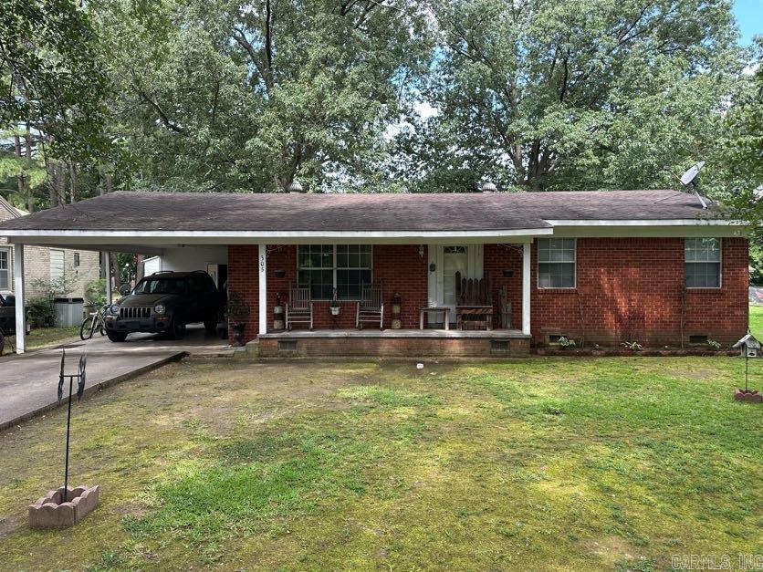 Located just off Main Street in the heart of Bald Knob, this affordable 3-bedroom, 1-bath home is full of potential! Whether you're looking for your first home or a solid investment property, this one checks all the boxes. Enjoy the convenience of being minutes from local restaurants, schools, and shoppingāeverything you need is right at your doorstep. The home offers a practical layout with cozy living spaces. Currently serving as a rental property, itās a turnkey opportunity for investors looking to expand their portfolio. No seller property disclosure. Tenant is currently occupying the home, 24 hour notice required for showings.