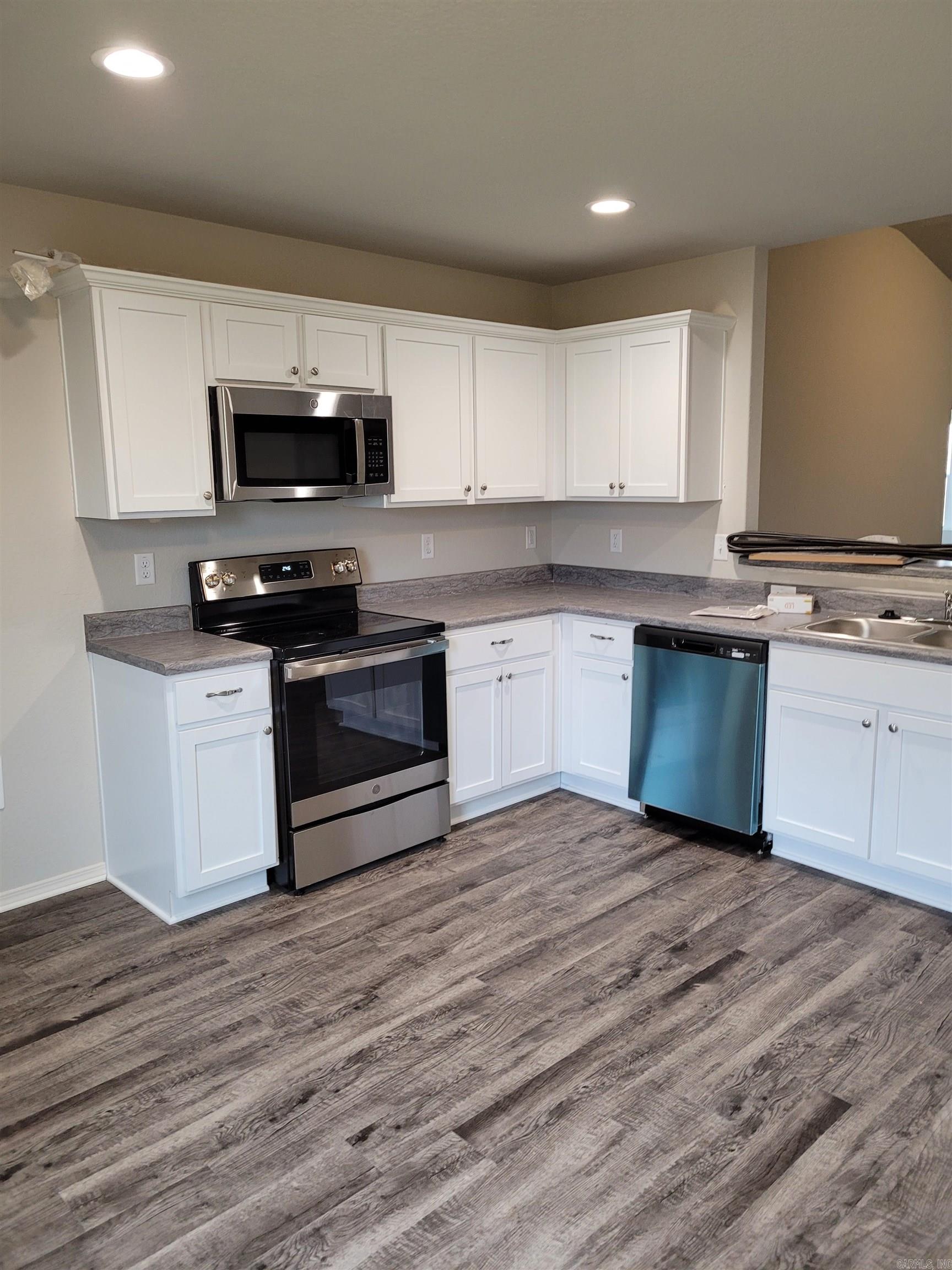 OAKLAND GROVE ESTATES - Residential Lease