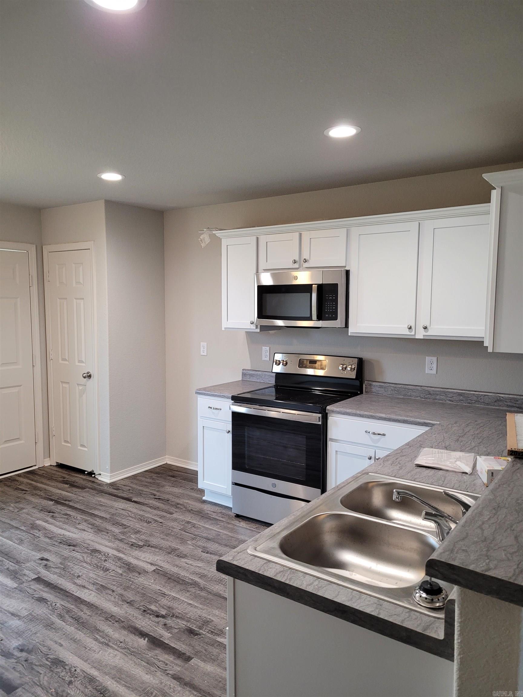 OAKLAND GROVE ESTATES - Residential Lease