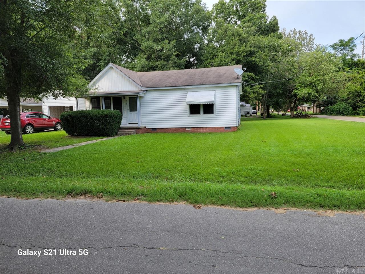 Main image without alt text