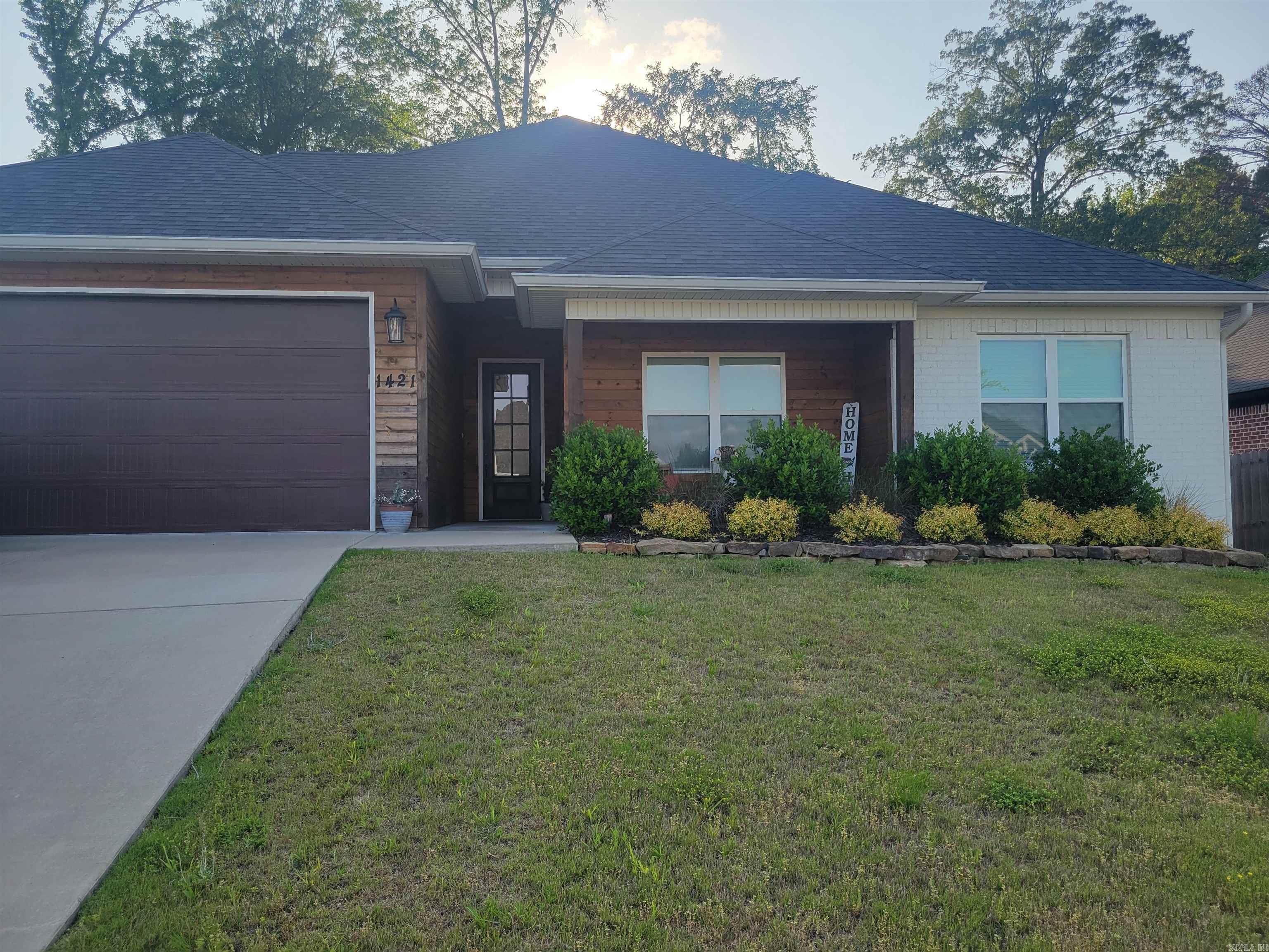 THIS IS A MUST SEE IN BENTON, COVER PORCH, FULL FENCED ,QUARTZ COUNTER TOPS, LARGE MASTER. THIS IS A SHORTSALE THE PRICE IS NOT APPROVED.