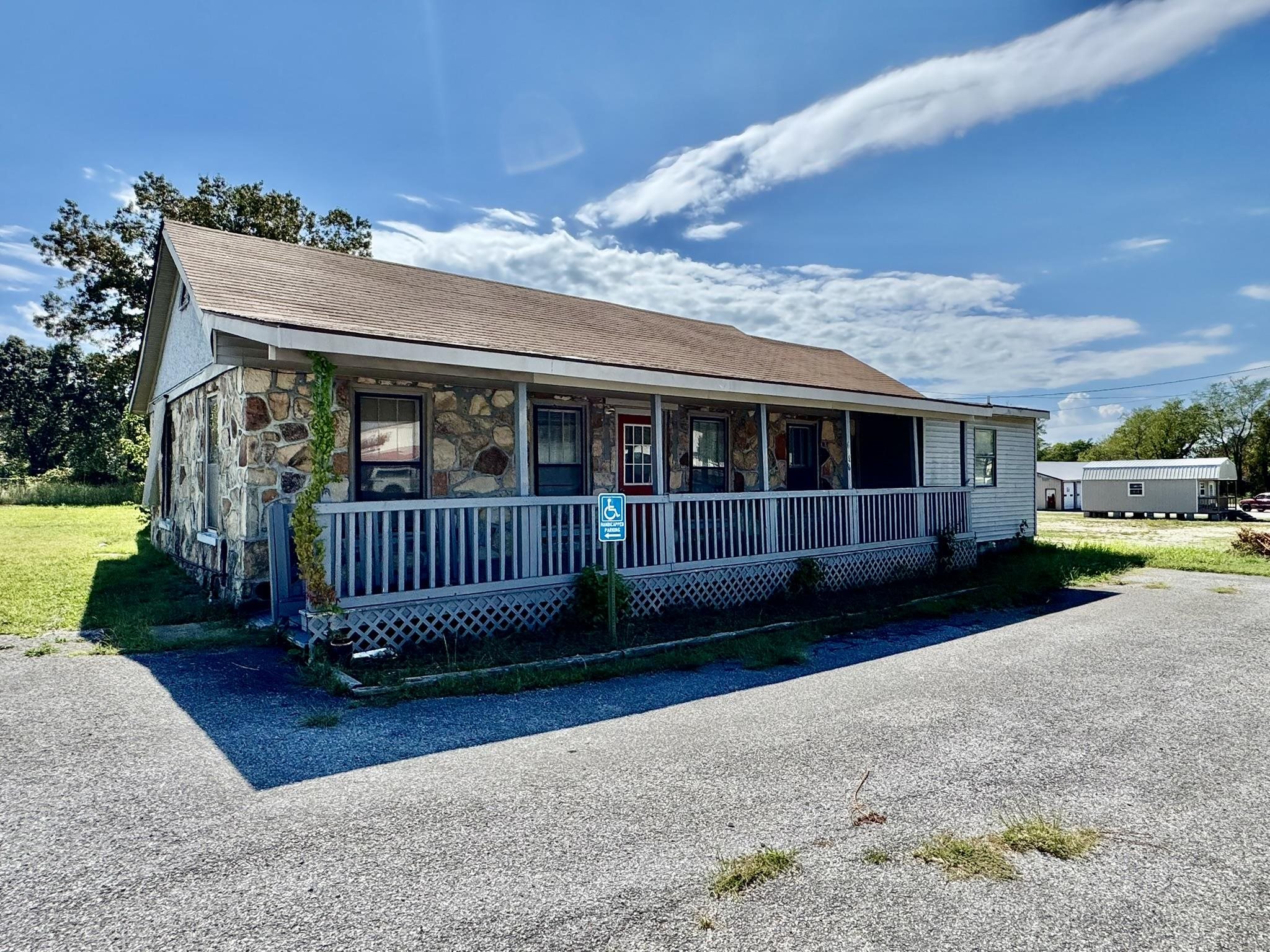 Main image without alt text