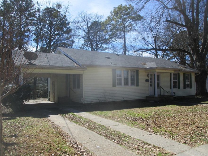 Great opportunity in this 3 bedroom 1 bath home featuring kitchen/dining combo, living room w/prefab FP unit, laundry connections, carport parking, storage building. All offers must be submitted by the Buyer's agent via the RES.NET Agent Portal. Agents please READ in the confidential agent remarks section for additional information on offer submission and other important information. https://agent.res.net/Offers.aspx?-1800894