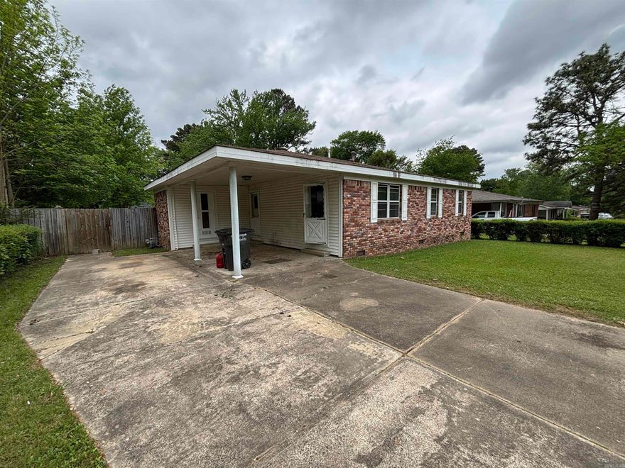 Calling all investors! Perfect opportunity to add to your portfolio. Sold "AS IS" agent please see remarks.