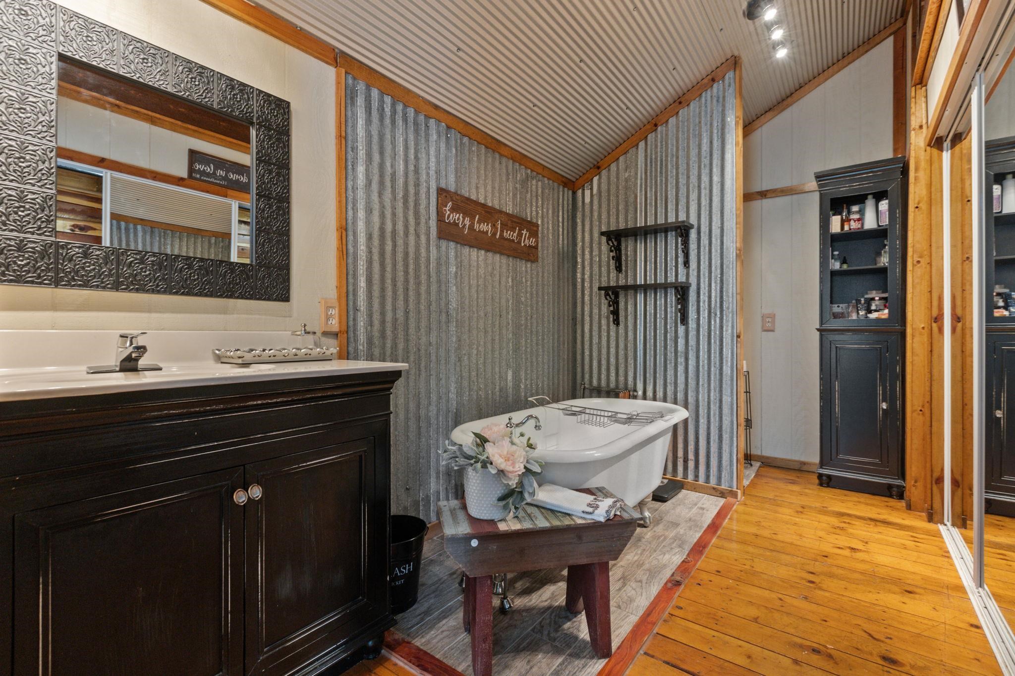 ROLLING MANOR - Residential