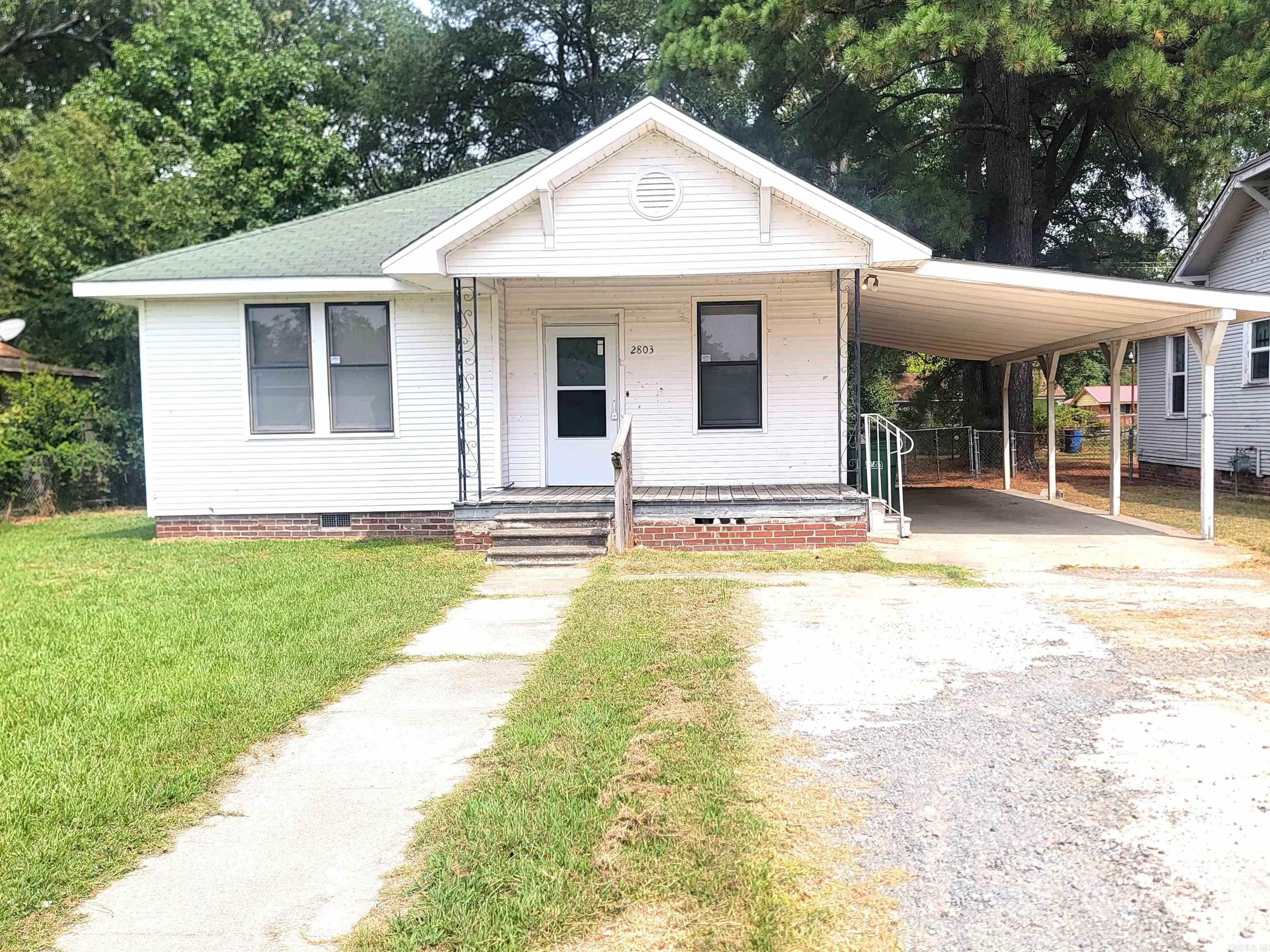 Charming 2 Bedroom, 1 Bath Home ā Move-In Ready with New Flooring & Large Fenced Yard! This well-maintained 2 bedroom, 1 bathroom home is an excellent opportunity for first-time buyers or those looking for a smart investment property. Inside, you'll find brand-new flooring throughout and a clean, functional layout thatās ready for move-in. Enjoy the spacious, fully fenced backyard ā perfect for pets, entertaining, or outdoor projects. Centrally located and close to all the amenities you need ā shopping, dining, schools, and more ā this home offers both comfort and convenience.