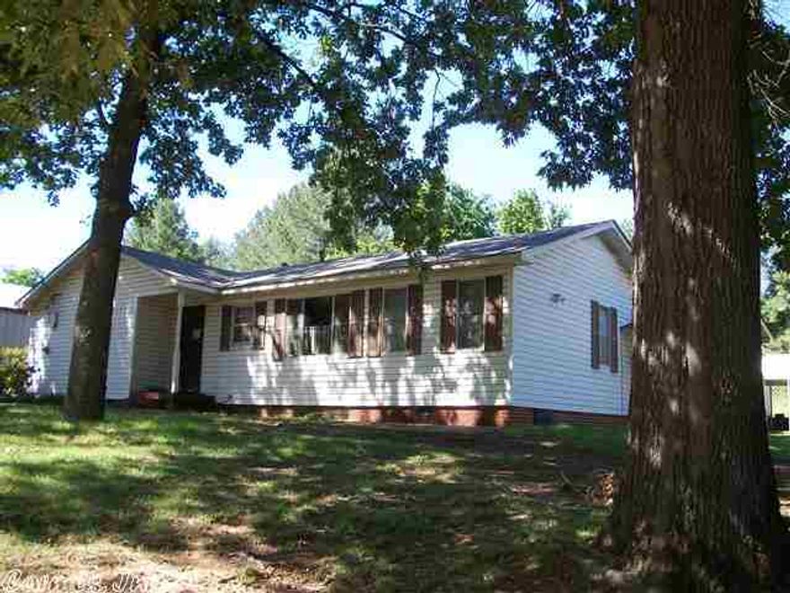 4 BEDROOM 2 BATH AT EDGE OF SEARCY.  SPACIOUS DEN, FORMAL DINING AND EAT-IN KITCHEN.  1 CAR GARAGE, 2 COVERED CARPORTS, NEW H&A AND DUCTWORK IN 2008, KITCHEN & BOTH BATHS REMODELED.  OAK CABINETS. YARD HAS A LOT OF BEAUTIFUL SHADE TREES.  LOCATED ON APPROX 3/4 ACRE LOT, AT THE EDGE OF SEARCY.
