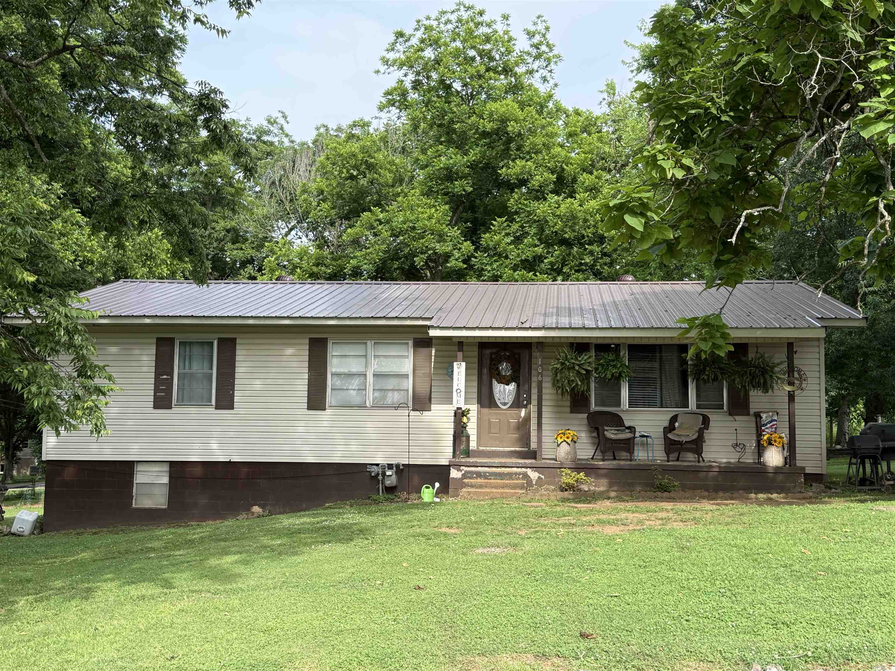 Nice home in town on 8 lots! 3 Bedrooms, big living area, open kitchen and dining area, a mixture of hardwood and vinyl flooring throughout, large pantry area right off of the kitchen, and a door that leads to the outside off of the utility room. The 8 lots have just enough trees to give you shade on those hot days, and gives you plenty of space for garden areas, flower beds, swingsets for the kids, or just build a big shop! The home has an unfinished walk-out basement with plenty of room for storage as well. The porch is the perfect place to sit and drink your coffee in the morning. The location is not very far from Spring River public access if you like to be on the water!
