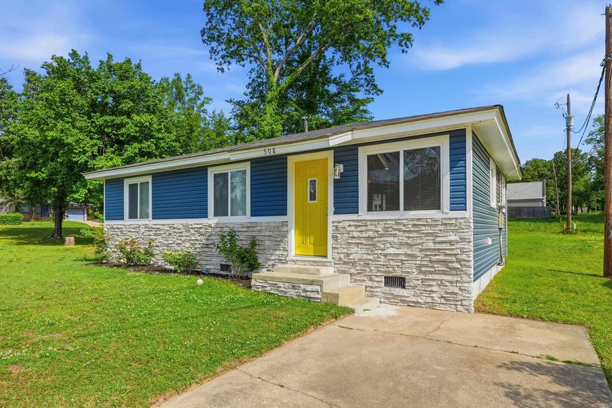 Renovated 3 bedroom in walking distance of Pettaway Square, minutes from SoMa (South Main) shops and restaurants, and close to Downtown and the Riverwalk. This cozy cottage is impressive, airy and bright with lots of natural light, updated kitchen and bathroom, and large backyard makes it easy to relax and entertain.   Property is sold "as is".   Showings - See Agent Remarks