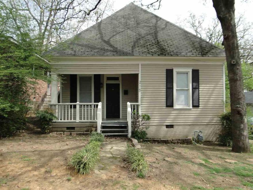 2br/1ba, Living Room, Eat in Kitchen, CH/CA, deck, porch, hardwoods throughout.  Located close to dining and shopping in friendly neighborhood!