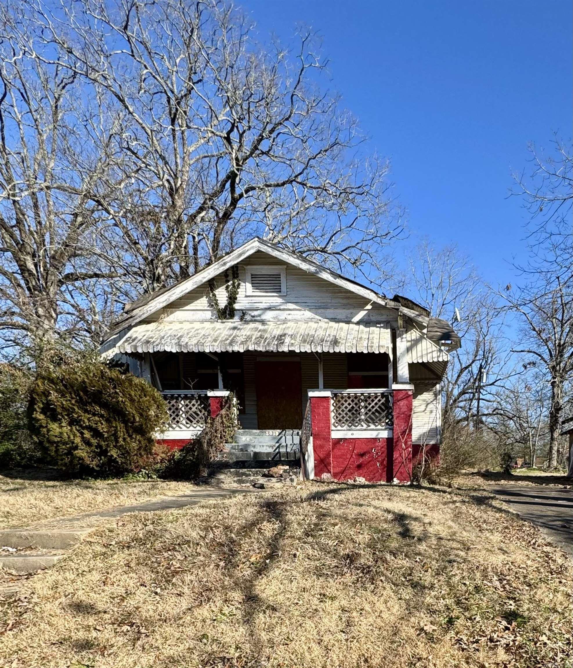Located in the heart of Little Rock. Property is in need of a full rehab and will be sold "AS-IS". With a prime location just minutes from local amenities, and major highways, the potential is immense.