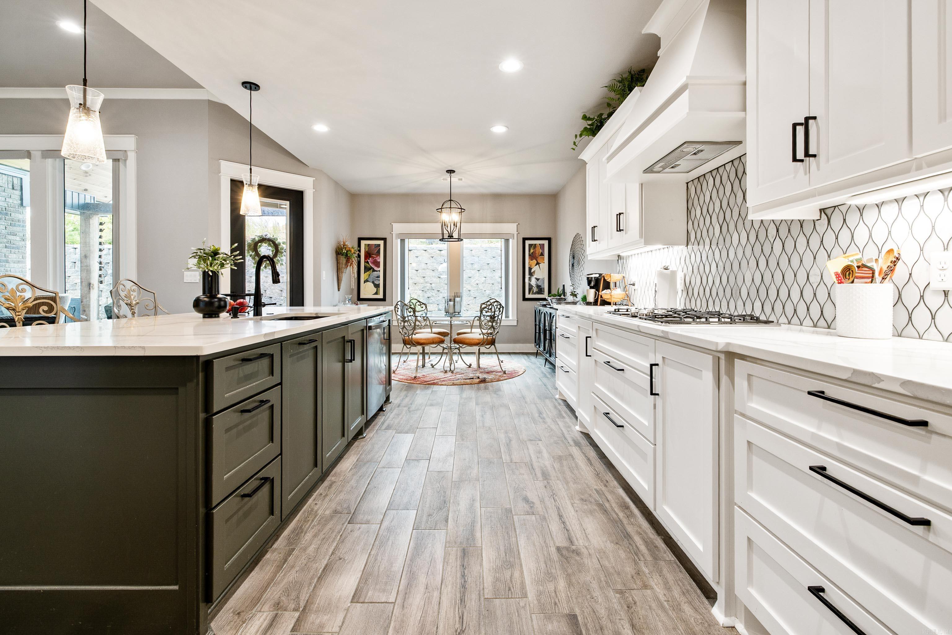HURRICANE GARDENS - Residential